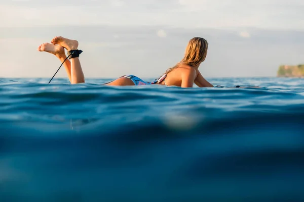 魅力的なサーファーの女の子オンAサーフボードで海 — ストック写真