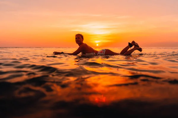 Uma Surfista Atraente Numa Prancha Surf Oceano Surfista Pôr Sol — Fotografia de Stock