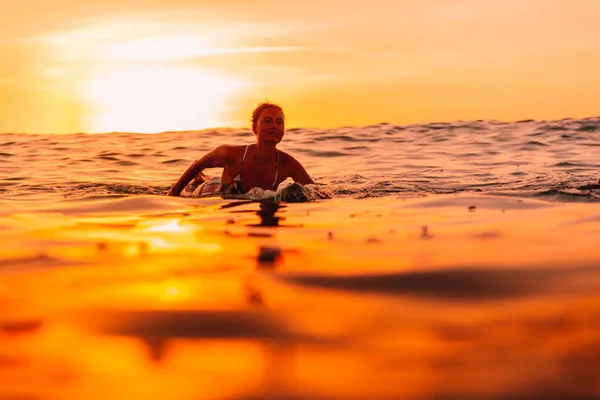 Aantrekkelijke Surfer Vrouw Een Surfplank Oceaan Surfmeisje Bij Zonsondergang — Stockfoto