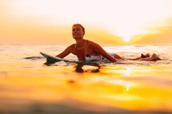 Приваблива Жінка Серфер Дошці Серфінгу Океані Супердівчина Заході Сонця — стокове фото