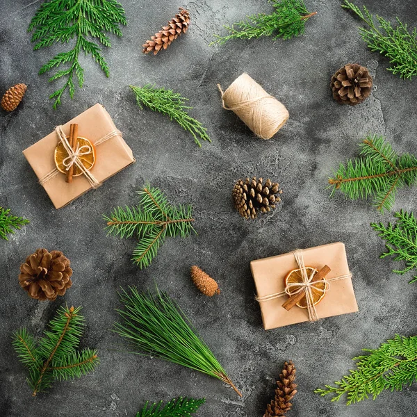 濃緑色のモミの枝や贈り物で作られた新年のパターン — ストック写真