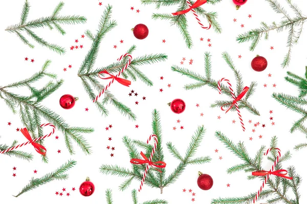 モミの木の枝とcと赤の装飾のクリスマスパターン — ストック写真