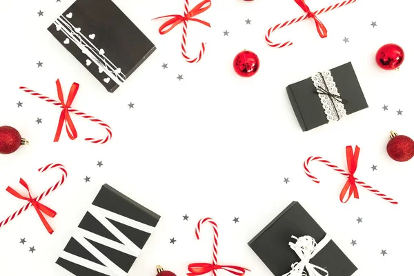 Vánoční rámeček stylové dárkové krabice s konfetami a cukrovou třtinou — Stock fotografie