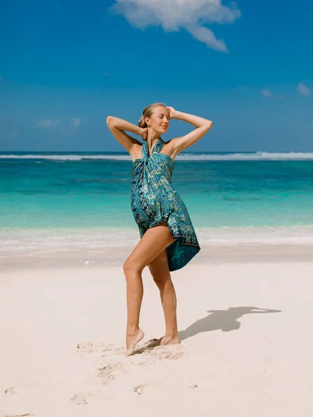 Giovane Donna Incinta Abito Attesa Bambino Posa Sulla Spiaggia Tropicale — Foto Stock