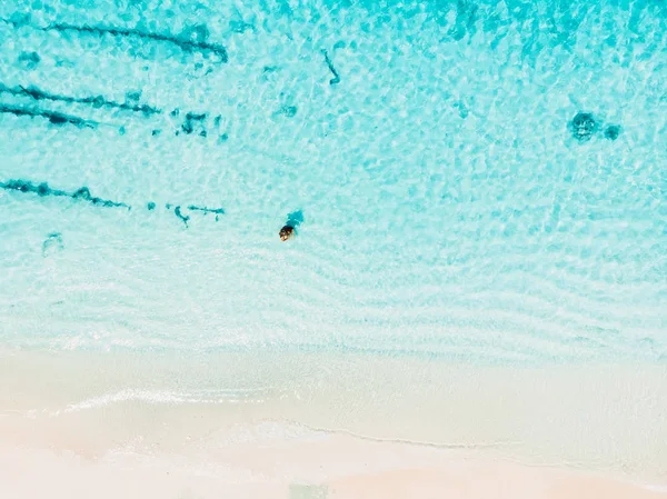 Hamile Bir Kadın Kocası Tropik Sahilde Okyanusla Dinleniyor Hava Görünümü — Stok fotoğraf