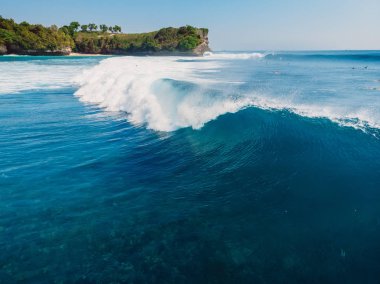 Okyanusta mavi dalga ve arka planda uçurum. İdeal gökyüzü görünümü