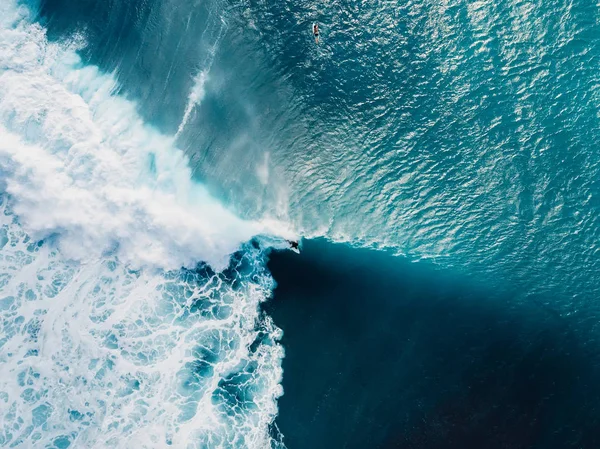 Vista aerea con surfisti e onda nell'oceano cristallino. Vista dall'alto — Foto Stock