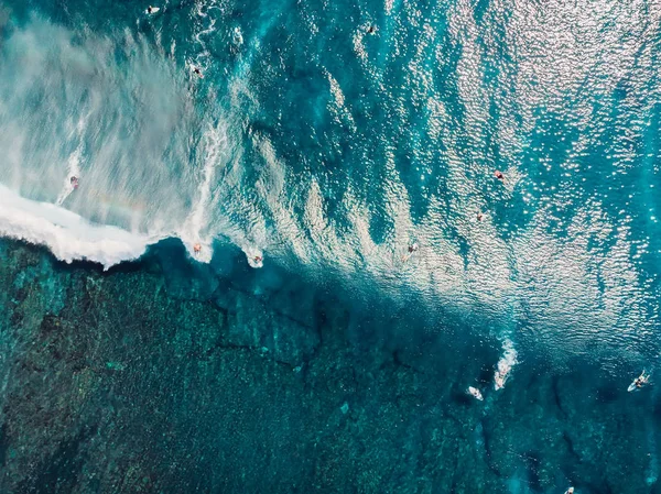 Luchtfoto met surfers en golven in kristalheldere oceaan. Bovenaanzicht — Stockfoto