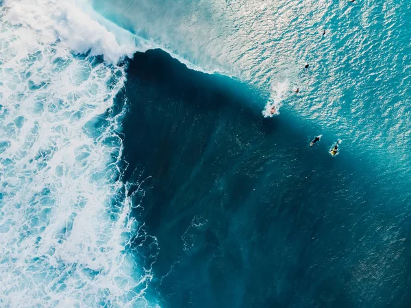 Aerial view with surfers and wave in crystal ocean. Top view — Stock Photo, Image