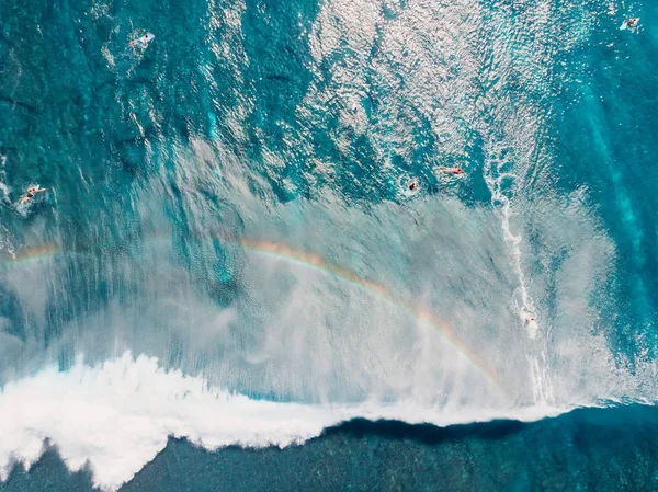 Luchtfoto met surfers en golven in kristalheldere oceaan. Bovenaanzicht — Stockfoto