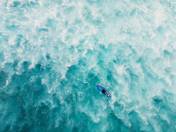 Aerial view of surfer and foamy ocean. Top view — Stock Photo, Image
