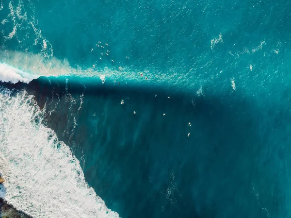 Αεροφωτογραφία με σέρφερ και κύμα στον κρυστάλλινο ωκεανό. Άνω όψη — Φωτογραφία Αρχείου
