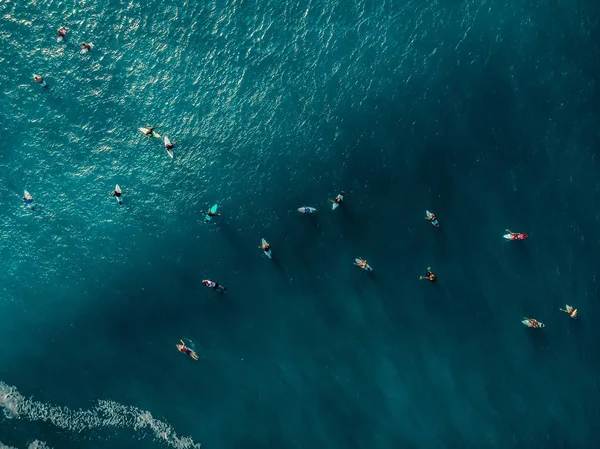 与冲浪者的空中景色，以及在水晶海洋中的波浪。 顶部视图 — 图库照片