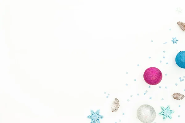 Neujahrskomposition mit Weihnachtskugeldekor auf weißem Backgro — Stockfoto