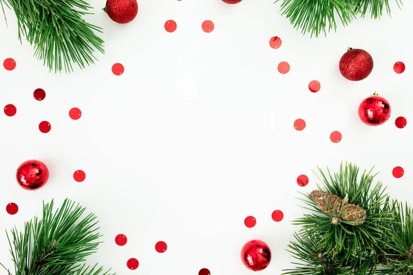 Χριστουγεννιάτικο πλαίσιο από κλαδιά πεύκου και κόκκινες μπάλες διακόσμησης w — Φωτογραφία Αρχείου