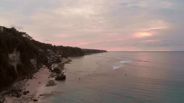 カラフルな夕日や日の出と海の波 航空写真 — ストック動画