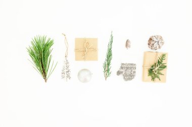 Hediyeler, dekorasyonlar, dallar ve çam ağacıyla Noel kompozisyonu