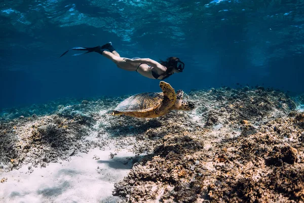 Donna Apneista Scivola Sott Acqua Con Tartaruga Marina — Foto Stock