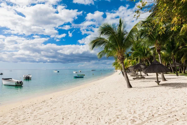 Playa de lujo en Mauricio con océano transparente, arena blanca bea — Foto de Stock