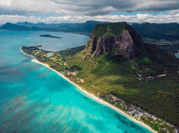 Insulă tropicală cu muntele Le Morne, ocean albastru și plajă în — Fotografie, imagine de stoc