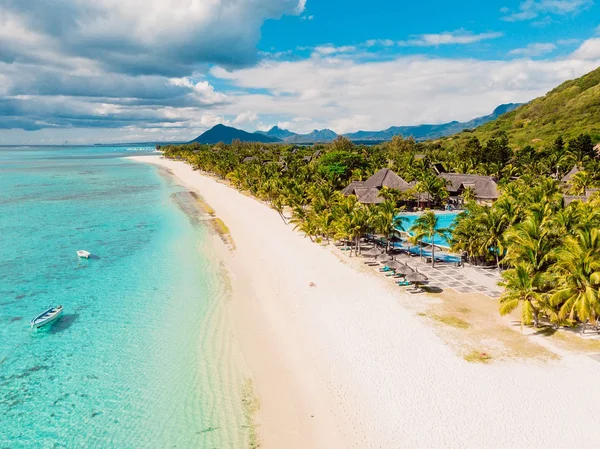 Роскошный пляж с горами на Маврикии. Песчаный пляж с пальмами — стоковое фото