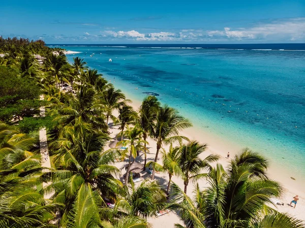 Роскошный пляж на Маврикии. Песчаный пляж с пальмами и океаном. Aer — стоковое фото