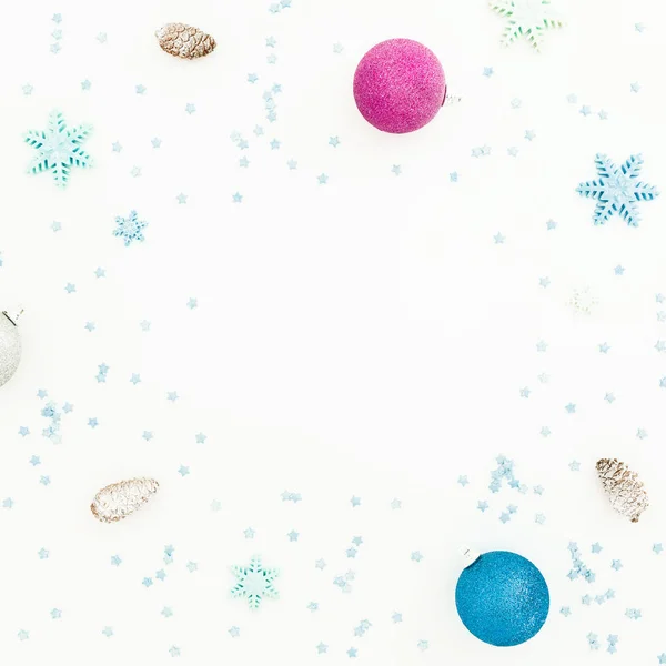 Noworoczna kompozycja zimowa z kulkami i różowym konfetti na białym — Zdjęcie stockowe