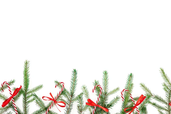白いバ上のモミの枝と赤の装飾を持つクリスマスフレーム — ストック写真