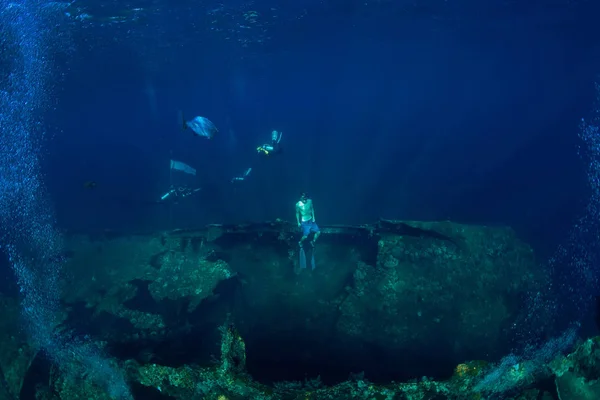 Freediver glijdt onder water bij schipbreuk in Tulamben, Bali. Vrij — Stockfoto