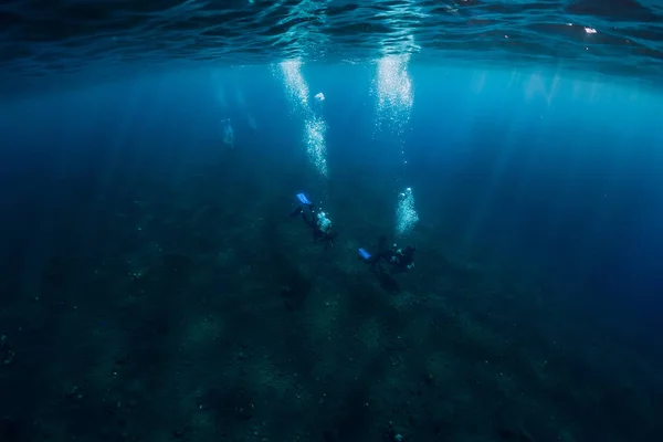 Immersioni subacquee durante un naufragio a Bali. Immersioni in mare — Foto Stock