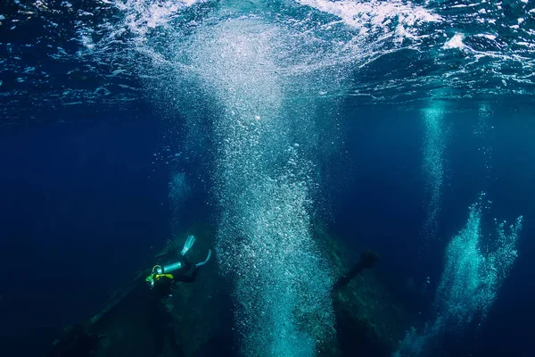 Duikers onder water bij schipbreuk op Bali. Duiken in zee — Stockfoto