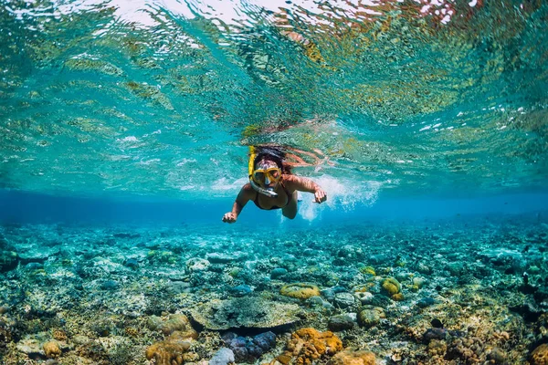 Młoda kobieta pływająca pod wodą. Nurkowanie w tropikalnym morzu — Zdjęcie stockowe