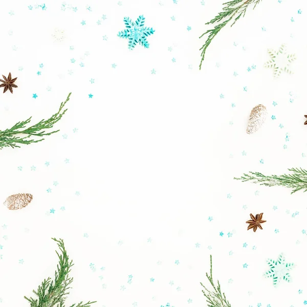 Weihnachtsrahmen aus Ästen, blauen Schneeflocken und Tannenzapfen — Stockfoto