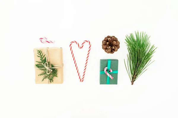 Kompozycja świąteczna z prezentem, trzciny cukrowej, gałąź sosny i con — Zdjęcie stockowe