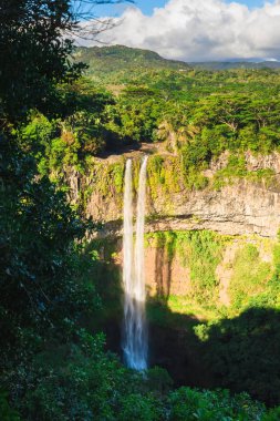 Mauritius 'un tropikal ormanlarında kayalıklı Chamarel şelalesi