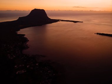 Gün batımında okyanus manzarası ve Ma 'daki Le Morn dağı.