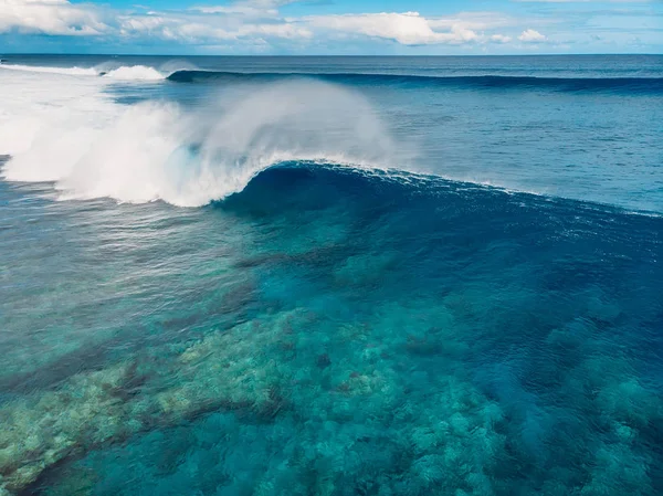 Tropikal okyanusta mavi bir varil dalgası. Namlunun havadan görüntüsü — Stok fotoğraf