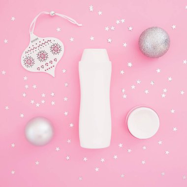 Noel kompozisyonu. Şampuan şişesiyle dekorasyon ve konfeti.