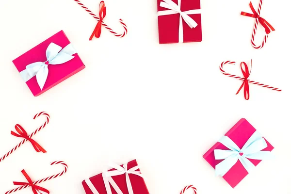 Χριστουγεννιάτικο πλαίσιο του δώρου με ζαχαροκάλαμο καραμέλα σε λευκό φόντο. Νίκη — Φωτογραφία Αρχείου