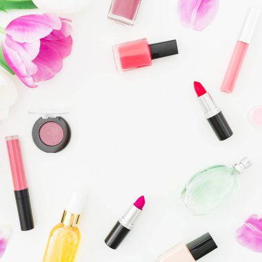 Bahar çiçeklerinin çerçevesi ve rujlu kozmetik, oje. 