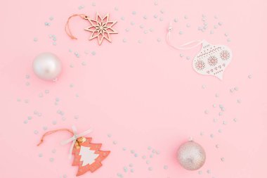 Gümüş süsleme ve konfetiden yapılmış Noel kompozisyonu 