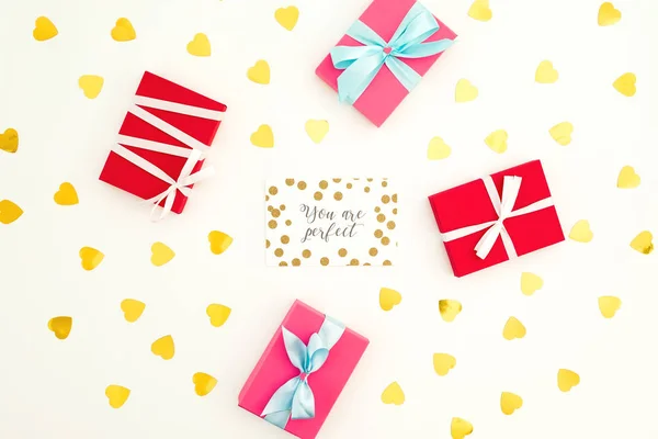 Kartpostal, hediye kutusu ve altınla Sevgililer Günü kompozisyonu — Stok fotoğraf
