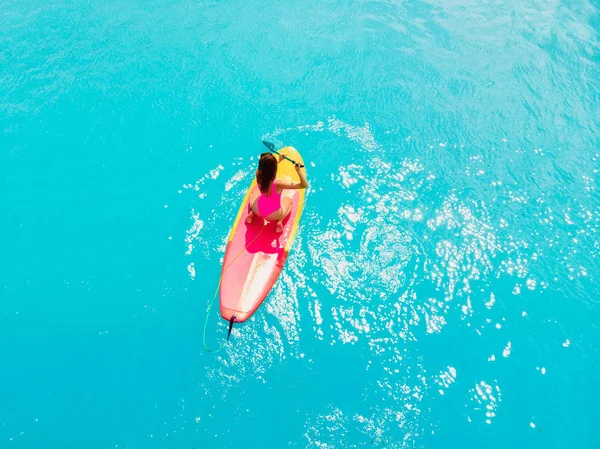 Mulher atraente em roupa de banho flutuando em stand up paddle board o — Fotografia de Stock