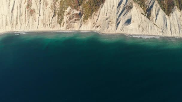 Vista Aérea Costa Rochosa Com Penhasco Mar Azul Com Ondas — Vídeo de Stock