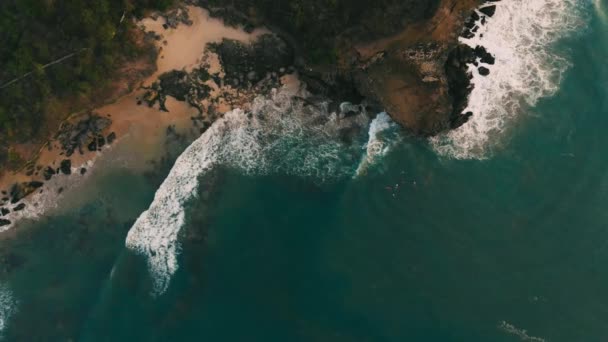 Letecký Pohled Skalnatý Mys Oceán Vlnami Krajina Západem Slunce Nebo — Stock video