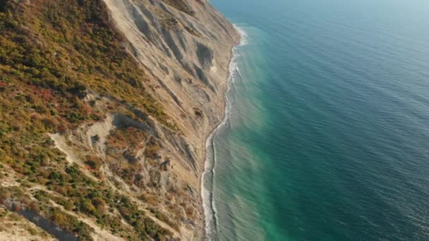 Luchtfoto Van Rotsachtige Kust Met Klif Blauwe Zee Met Golven — Stockvideo