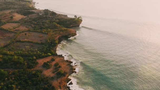 Luchtfoto Van Rotsachtige Kaap Oceaan Met Golven Landschap Met Zonsondergang — Stockvideo