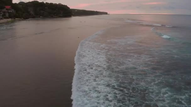 Kolorowy Zachód Słońca Lub Wschód Słońca Zachmurzonym Niebem Ocean Falami — Wideo stockowe