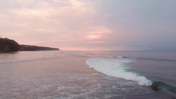 雲の多い空と波のある海とカラフルな夕日や日の出 空中風景 — ストック動画
