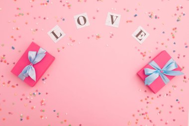 Sevgililer Günü kompozisyonu. Üzerinde aşk yazıları ve hediyeler var.